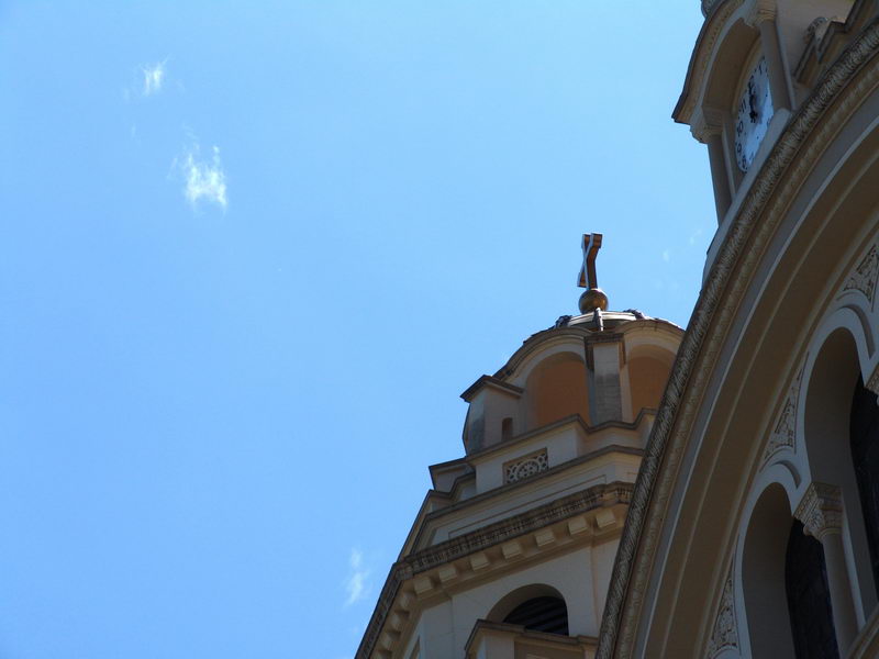 Esta cruz  um dos poucos pontos externos da catedral que se  possvel fotografar tendo o cu como fundo, e no um prdio, poste ou outro tipo de edificao